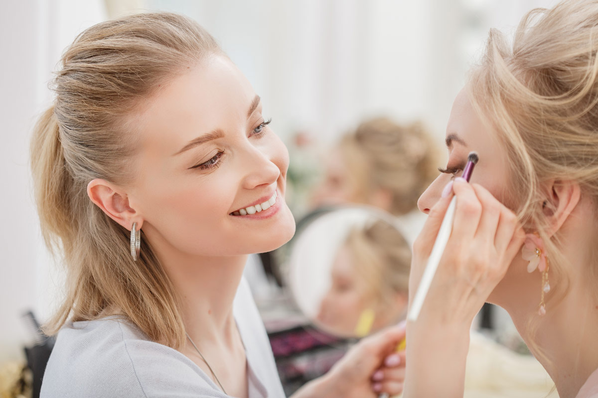visagist-brengt-bruidsmake-up-aan-bij-de-bruid