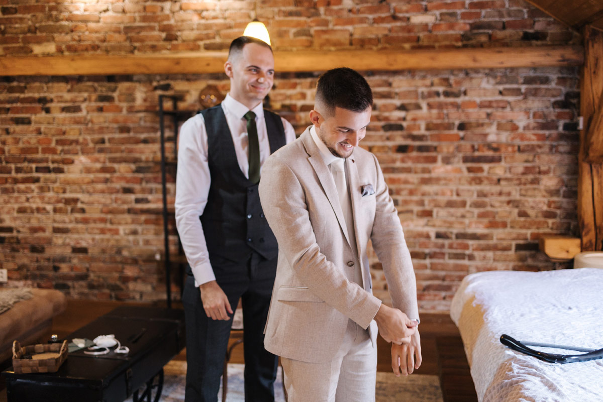 zandkleurige-trouwpakken-in-drenthe