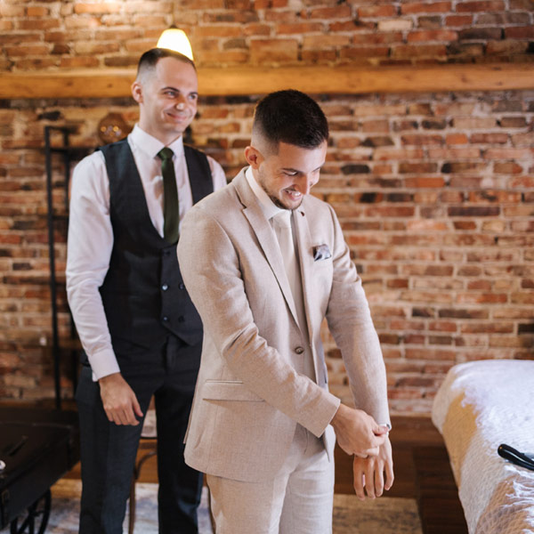 Zandkleurige-trouwpakken-voor-een-bruiloft-in-Drenthe