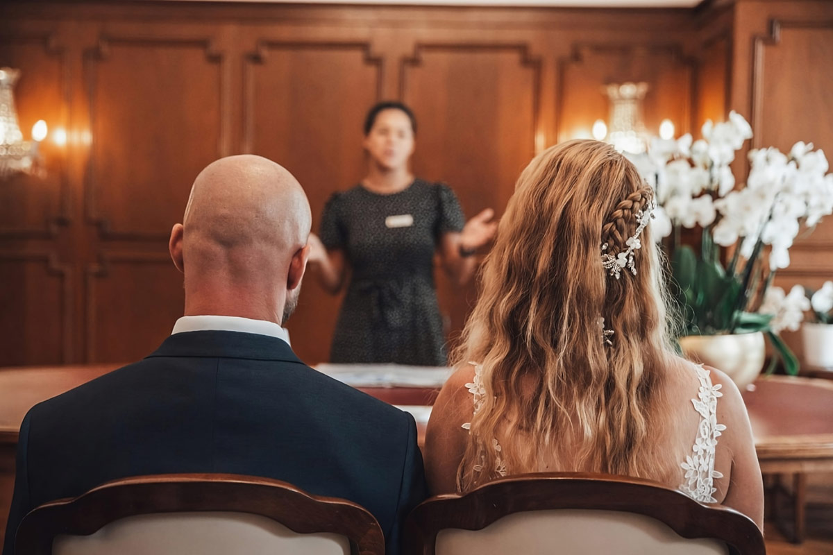 trouwen_in_de_gemeente_Aa-en-Hunze_trouwambtenaar